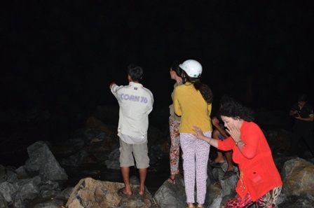 Các phụ huynh và thầy cô giáo đứng dọc bờ biển để ngóng tin các em