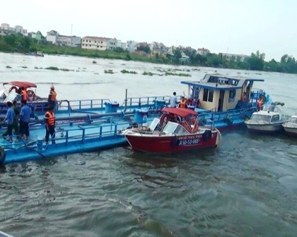 Thêm một xà lan mắc kẹt dưới gầm cầu - 7 Nhiều mảng bê tông thành cầu bị đập bỏ để giải cứu xà lan