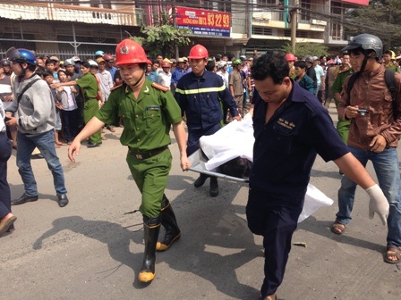 Thi thể tài xế xe khách được đưa ra ngoài