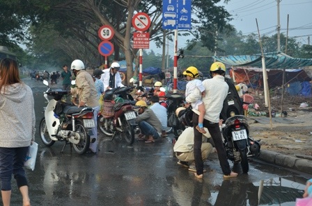 Dịch vụ sửa xe máy dạo bội thu vào sáng sớm