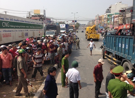 Hàng trăm người dân bàng hoàng đứng quan sát việc giải quyết hậu quả vụ tai nạn