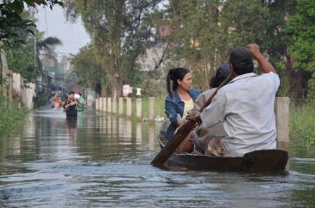Thuyền là phương tiện giao thông tối ưu nhất trong thời điểm này