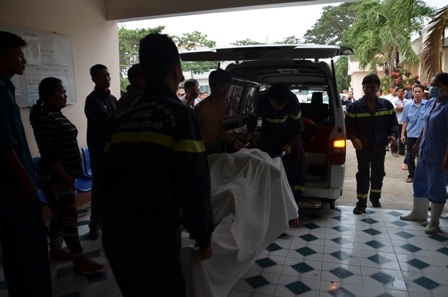 Thi thể nạn nhân cuối cùng được chuyển về bệnh viện huyện Cần Giờ lúc 7h sáng