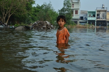 Một em bé bơ vơ giữ biển nước mênh mong