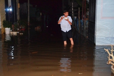 Tranh thủ ăn cơm