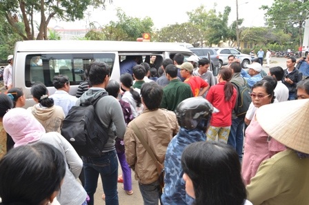 Hàng trăm người thân các nạn nhân vẫn trắng đêm ở bệnh viện để ngóng tin con