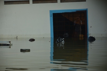 Nước dâng cao nhấn chìm cả chiếc xe gắn máy