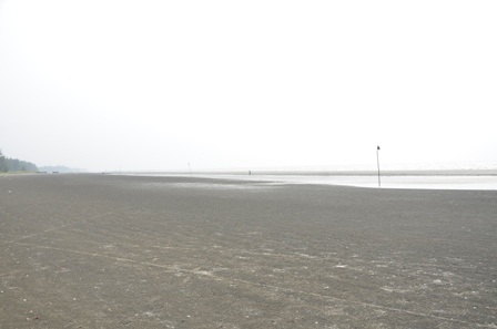 Bãi biển 30/4 nơi các em xuống tắm