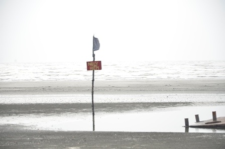 Nơi đây đã được cắm biển nguy hiểm.