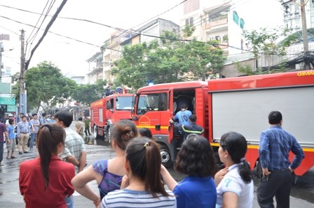 Lực lượng chữa cháy quận 11 được điều đến hiện trường