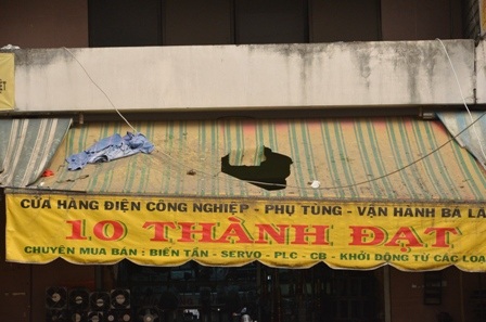 Bé trai rơi xuống đất tạo thành một vết thủng trên tấm bạt 