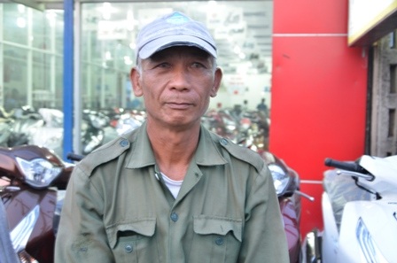 Ông Nguyễn Văn Hoàng là người giúp bạn sinh viên treo băng rôn ghi dòng chữ: “