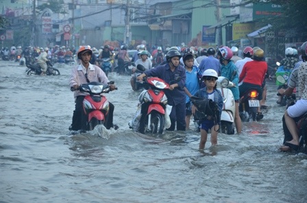 Triều cường gây ngập nhiều tuyến đường vào sáng sớm