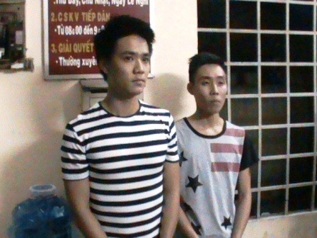 Nguyễn Tiến Đạt và nhân viên phục vụ quán 