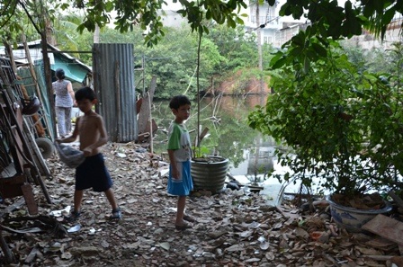 Rất nhiều trẻ em vô tư vui đùa bên hồ nước rất nguy hiểm