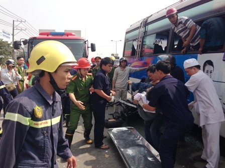 Lực lượng cứu hộ đưa các nạn nhân ra ngoài