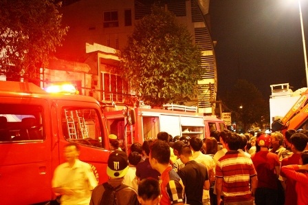 Biển lửa bao trùm tiệm bọc yên xe, 5 người chết - 2 Hàng trăm người dân hiếu kỳ tập trung theo dõi vụ việc