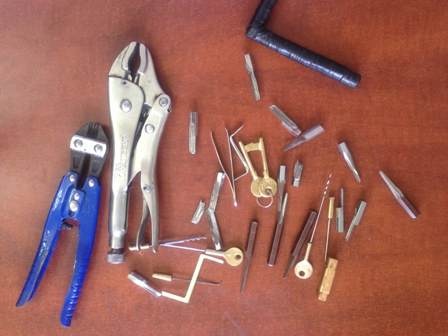 Dụng cụ bẻ khóa của băng trộm bị công an thu giữ