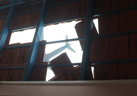 Mái ngói nhà dân bị tốc mái khi máy bay vút qua