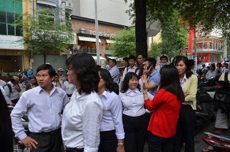 Hàng trăm nhân viên tháo chạy ra ngoài vẫn chưa hết hoảng loạn