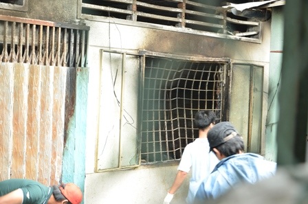 Cửa sổ nơi ông Thảo ngủ và đổ xăng châm lửa tự thiêu