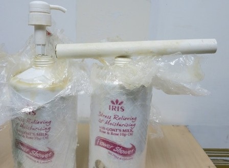 Phát hiện gần 5kg tiền chất ma túy giấu trong chai sữa tắm - 2 Các ống nhựa tròn nơi cất giấu tiền chất ma túy