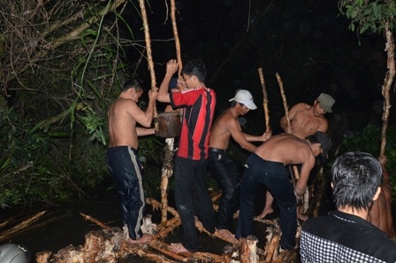 Các thanh niên thức trắng đêm để vá lại đoạn đê