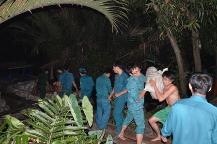 Từng bao cát được chuyền tay nhau để lấp vào vị trí đoạn để bị vỡ