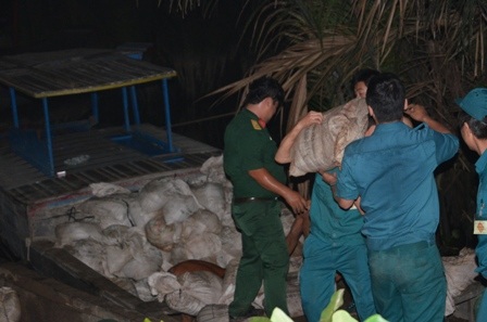 Từng bao cát được chuyền tay nhau để lấp vào vị trí đoạn để bị vỡ