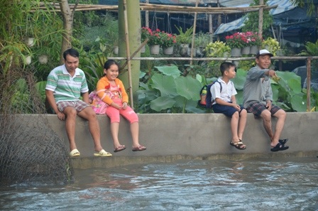 2 ông bố đưa con lên cao ngồi chờ nước rút mới đi tiếp.