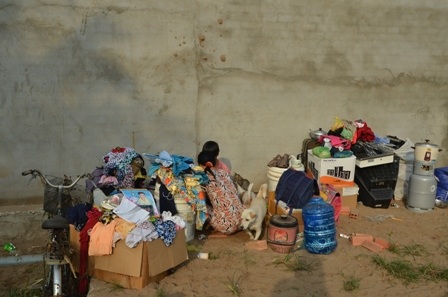 Thu gom đồ đạc lên những vị trí cao hơn sống tạm qua ngày ngập lụt