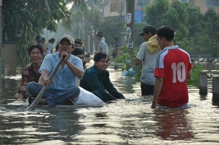 Thuyền là phương tiện giao thông tối ưu nhất trong thời điểm này