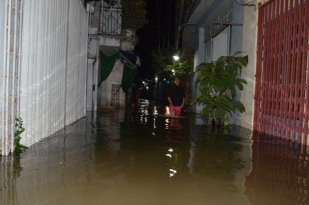 Nhiều máy bơm công suất lớn liên tục được đưa đến hiện trường