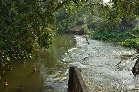 Đến 9h sáng nay, vị trí bờ bao bị vỡ vẫn chưa được vá lại.