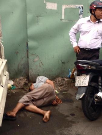 Đang bị trật tự phường đánh thì... lăn ra ngủ?! - 3 Nạn nhân nằm bất tỉnh dưới đất, 2 tay vẫn bị còng