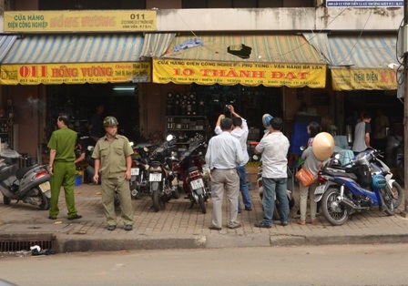Công an phường 7, quận 11 có mặt để ghi nhận vụ việc