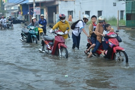 Hàng loạt phương tiện chết máy