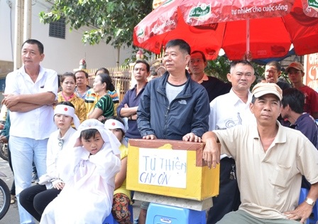 4 chiếc quan tài của 3 thế hệ trong gia đình được đặt cạnh nhau