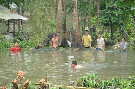 Ngụp lặn để kéo chài