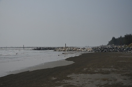 Cách bãi tắm khoảng 200 mét là công trình thi công lấn biển với nhiều bãi đá rất nguy hiểm