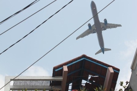 Người dân đang rất lo lắng vì sống dưới phễu bay