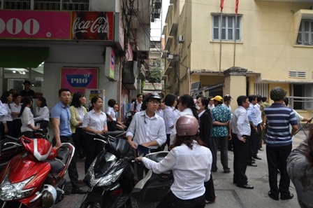 Hàng trăm nhân viên tháo chạy ra ngoài vẫn chưa hết hoảng loạn