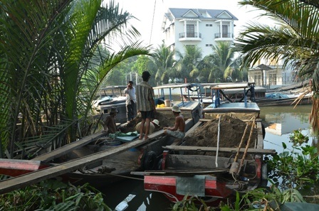 Ghe cát, cừ tràm đã sẵn sàng để vá lại vị trí bờ bao bị vỡ.