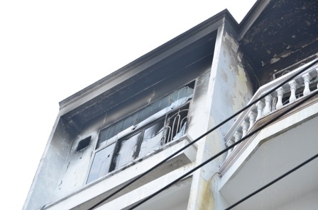 Ngọn lửa thiêu rụi nhiều đồ đạc trên tầng 3