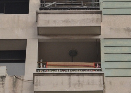 Vị trí bé trai rơi, các thanh lan can rất mất an toàn