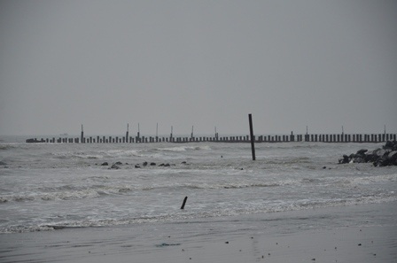 Cách bãi tắm khoảng 200 mét là công trình thi công lấn biển với nhiều bãi đá rất nguy hiểm