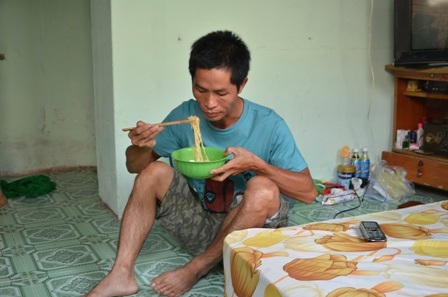 Anh Hậu đang ăn tạm gói mì tôm để tranh thủ lên làm việc với cơ quan công an