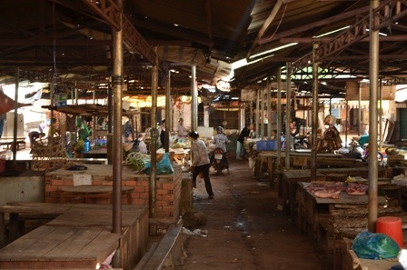 Hiện tại người người dân vẫn tiếp tục buôn bán bên trong chợ cũ