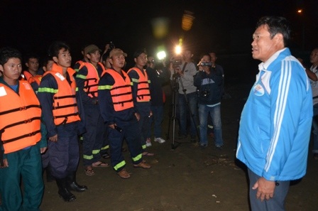 Ông Lê Văn Thơm, Phó Chủ tịch UBND huyện Cần Giờ chỉ huy lực lượng cứu hộ tại hiện trường