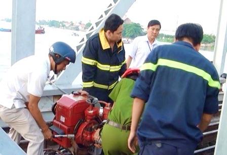 Thêm một xà lan mắc kẹt dưới gầm cầu - 4 Triển khai công tác cứu hộ